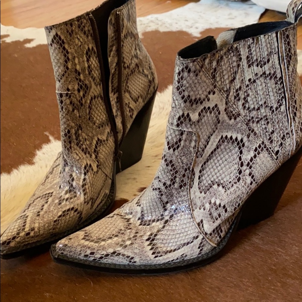 🔥 SUPER TRENDY Jeffrey Campbell python bootie